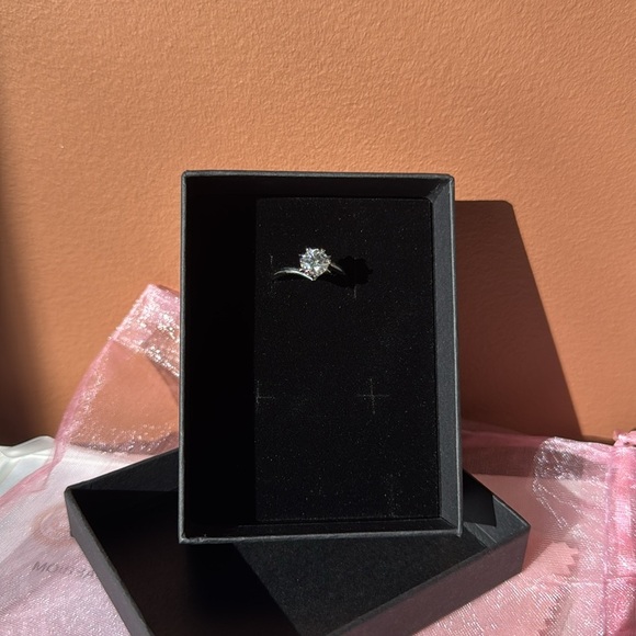 NEW 1 ct Moissanite 925 Sterling Silver ring with hidden adjustable band - Picture 1 of 10